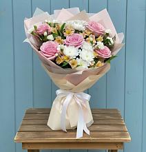 Букет цветов из:  Гвоздики, Орхидеи и Розы в Курьи
