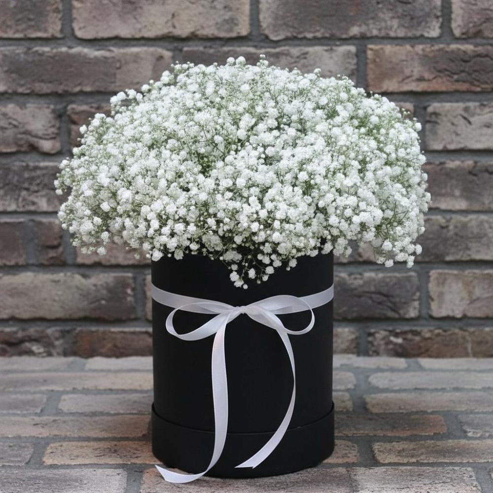 Цветочная композиция из Гипсофила в шляпной коробке в Курьи