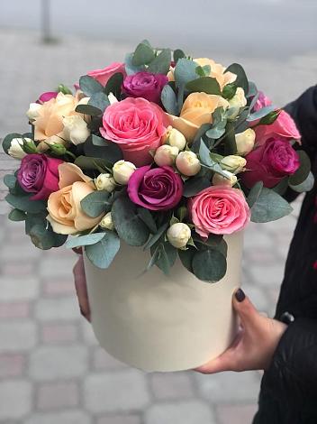 Цветочная композиция из Розы в шляпной коробке в Курьи