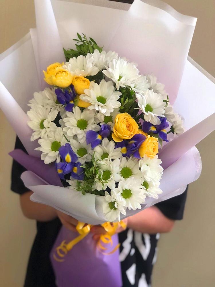 Букет цветов из: Ирисы, Хризантемы и Розы в Курьи