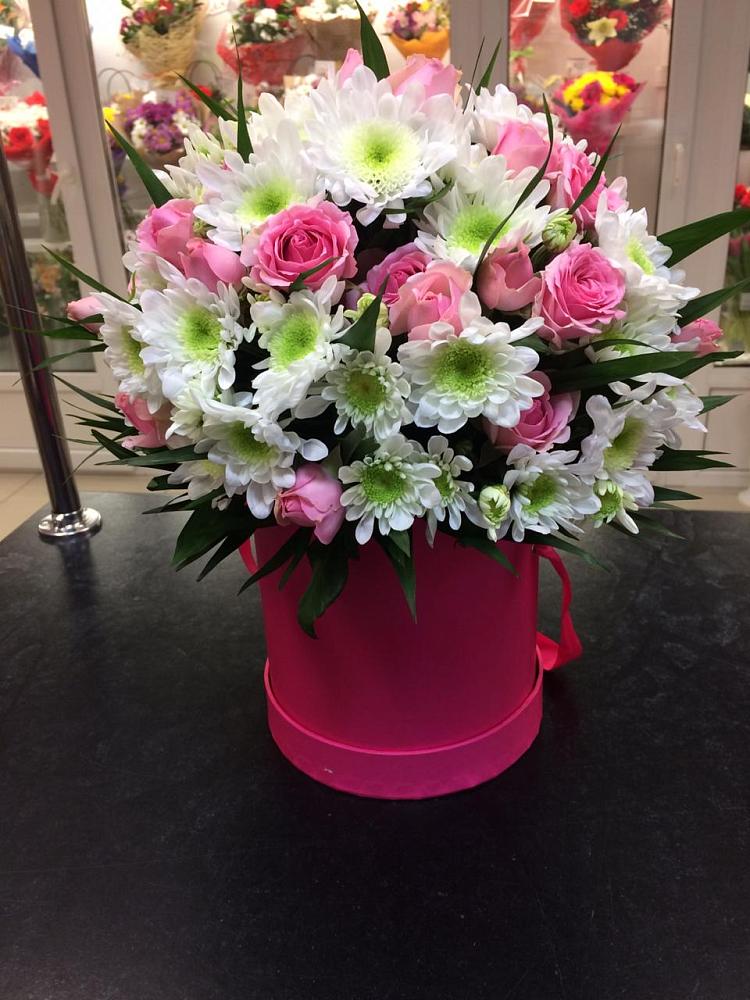 Цветочная композиция из Розы и Хризантемы в шляпной коробке в Курьи