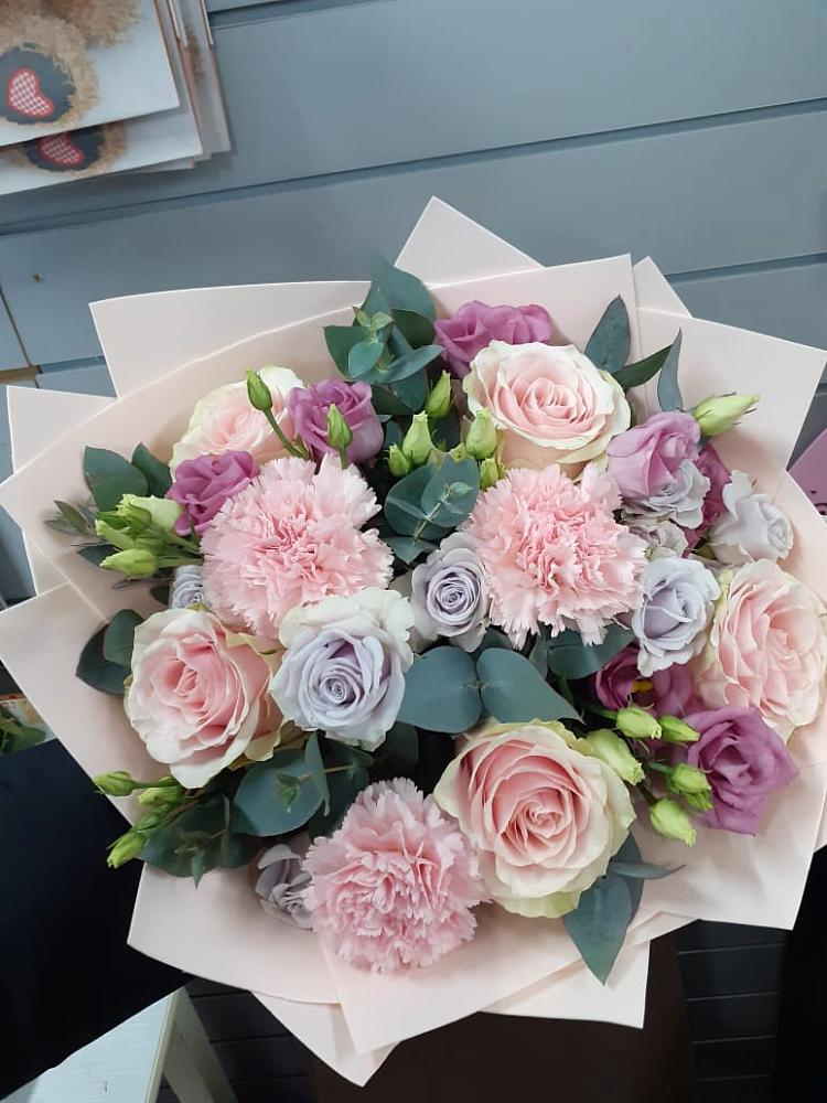 Букет цветов из: Розы, Гвоздики и Лизиантусы в Курьи