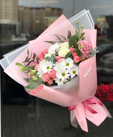 Букет цветов из: Розы, Лизиантусы и Хризантемы в Курьи