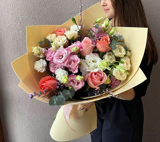 Букет цветов из: Розы, Лизиантусы и Гвоздики в Курьи