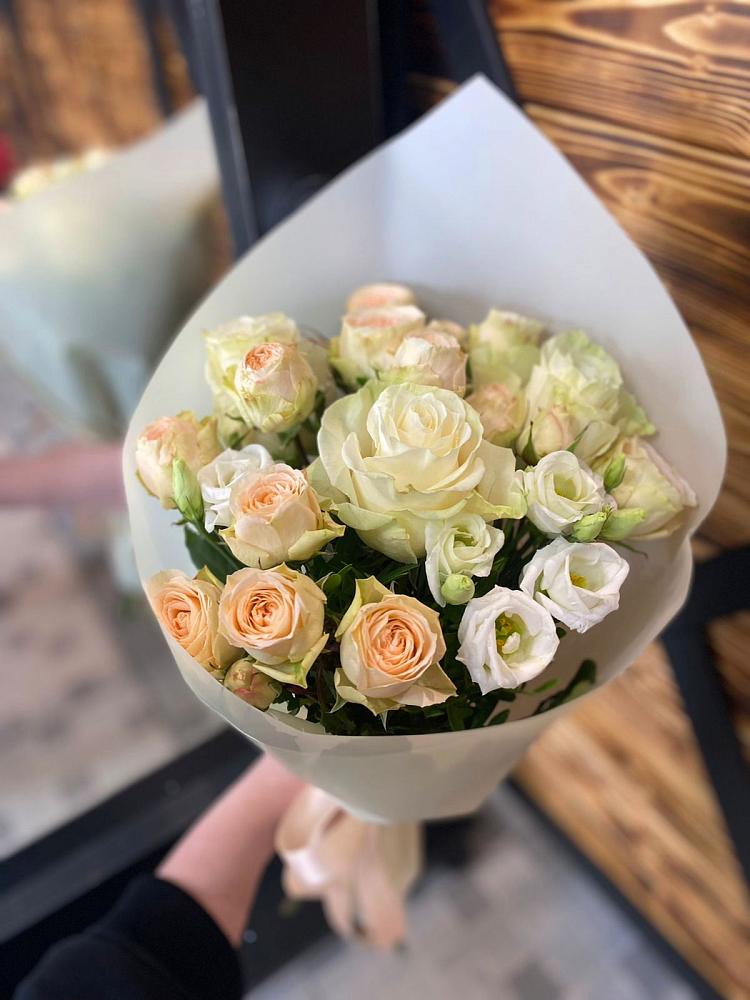 Букет цветов из: Розы и Лизиантусы в Курьи